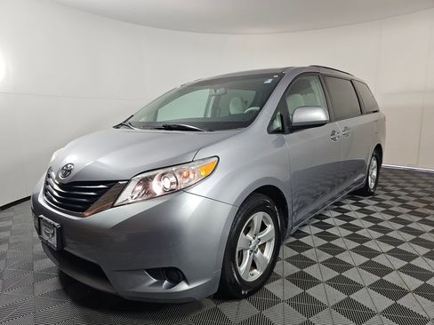 Used 2011 Toyota Sienna LE image 3