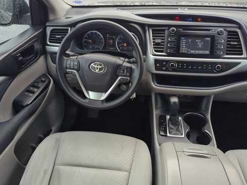 Used 2018 Toyota Highlander LE image 15