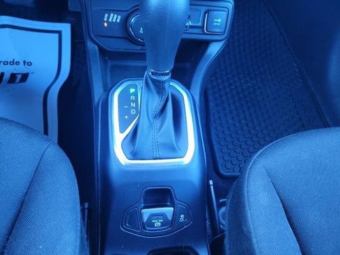 Used 2018 Jeep Renegade Latitude w/ Cold Weather Group image 35