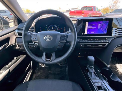 Used 2025 Toyota Camry LE image 5