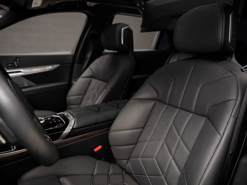 Used 2023 BMW 760i xDrive w/ Executive Package image 62