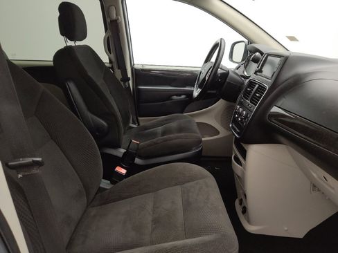 Used 2018 Dodge Grand Caravan SE w/ UConnect Hands-Free Group image 21