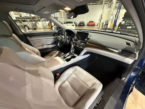 Used 2018 Honda Accord Touring image 16