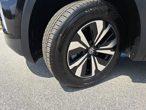 Certified 2025 Volkswagen Atlas SE FWD image 32
