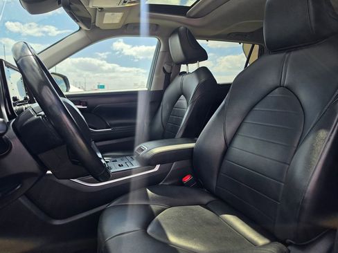 Used 2020 Toyota Highlander XLE AWD/4WD image 10