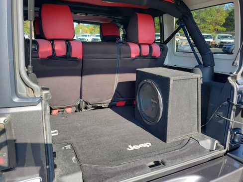 Used 2016 Jeep Wrangler Unlimited Sahara image 11