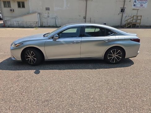 Used 2023 Lexus ES 350 w/ Premium Package FWD image 3