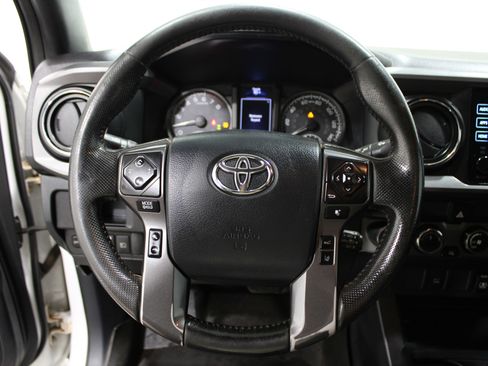 Used 2019 Toyota Tacoma TRD Off-Road image 10