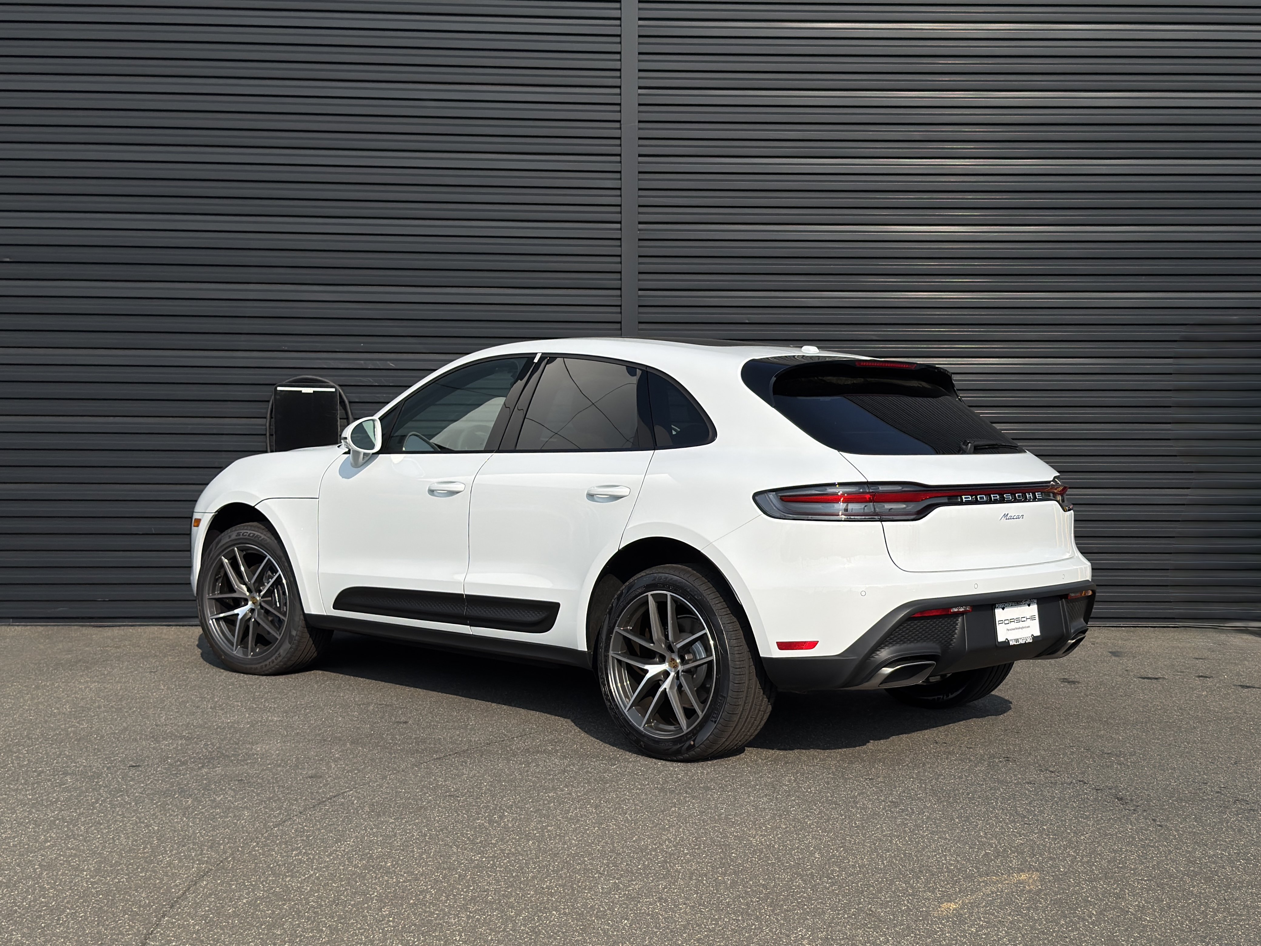 Certified 2025 Porsche Macan AWD/4WD image 3