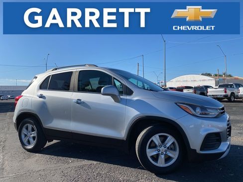 Used 2017 Chevrolet Trax LT w/ LT Convenience Package image 1