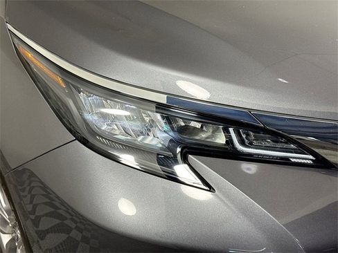 Used 2025 Toyota Sienna XLE image 3