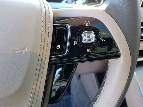 Used 2024 Lincoln Aviator AWD w/ Premium Package image 18