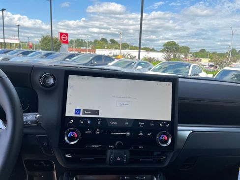 Used 2026 Lexus GX 550 w/ Cold Area Package AWD/4WD image 15