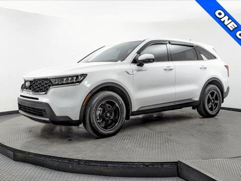 Used 2022 Kia Sorento LX image 2