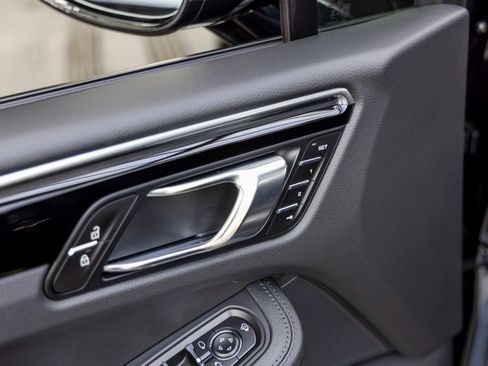 Certified 2025 Porsche Macan AWD/4WD image 24