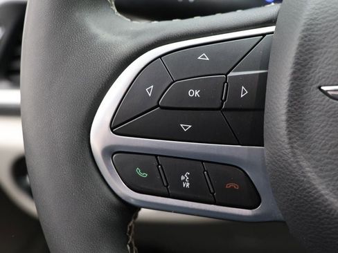 Used 2024 Chrysler Pacifica Select image 18