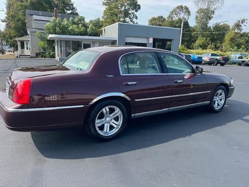 Used 2006 Lincoln Town Car Signature Limited image 2