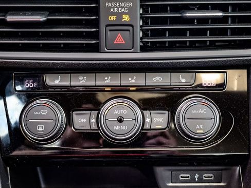 Used 2023 Volkswagen Jetta SE w/ Panoramic Sunroof Package image 31