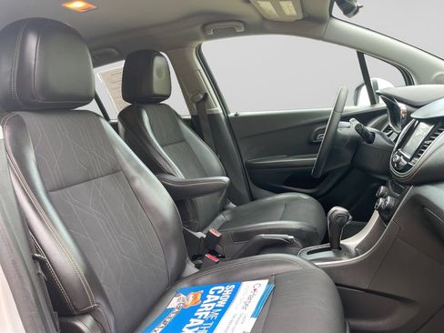 Used 2021 Chevrolet Trax LT w/ LT Convenience Package AWD/4WD image 11