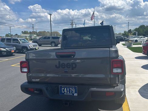 Used 2025 Jeep Gladiator Sport image 11
