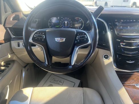 Used 2017 Cadillac Escalade Luxury RWD image 10