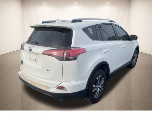 Used 2018 Toyota RAV4 LE image 9