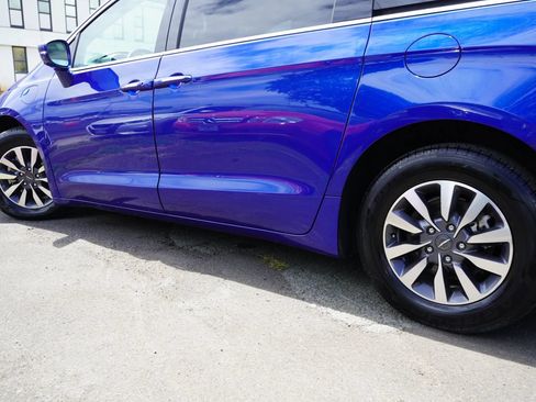 Used 2021 Chrysler Pacifica Touring-L FWD image 5