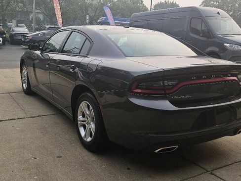 Used 2022 Dodge Charger SXT w/ Leather Interior Group RWD image 5
