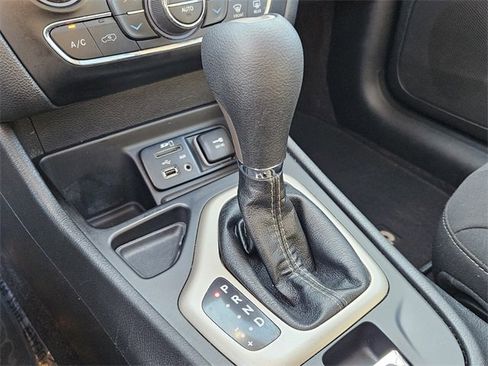 Used 2017 Jeep Cherokee Latitude w/ Comfort/Convenience Group image 16