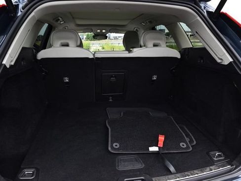 Used 2022 Volvo XC60 B5 Momentum AWD/4WD image 23