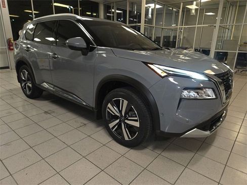 Used 2023 Nissan Rogue Platinum w/ Platinum Premium Package image 2