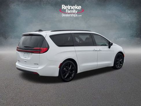 Used 2025 Chrysler Pacifica Limited image 6