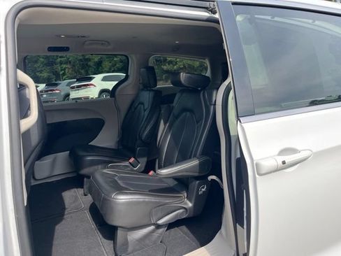 Used 2023 Chrysler Pacifica Touring-L FWD image 10
