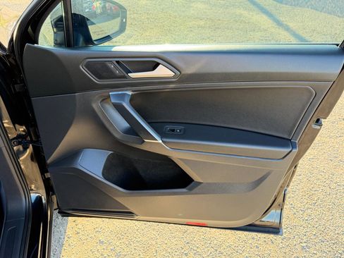 Used 2020 Volkswagen Tiguan SE w/ Panoramic Sunroof Package image 48