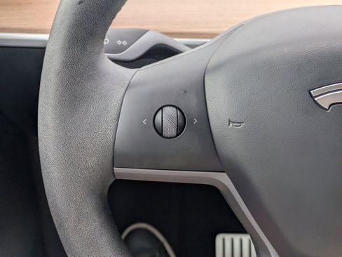 Used 2024 Tesla Model Y Performance image 19