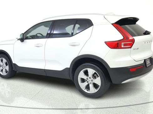 Used 2020 Volvo XC40 T4 Momentum FWD image 5