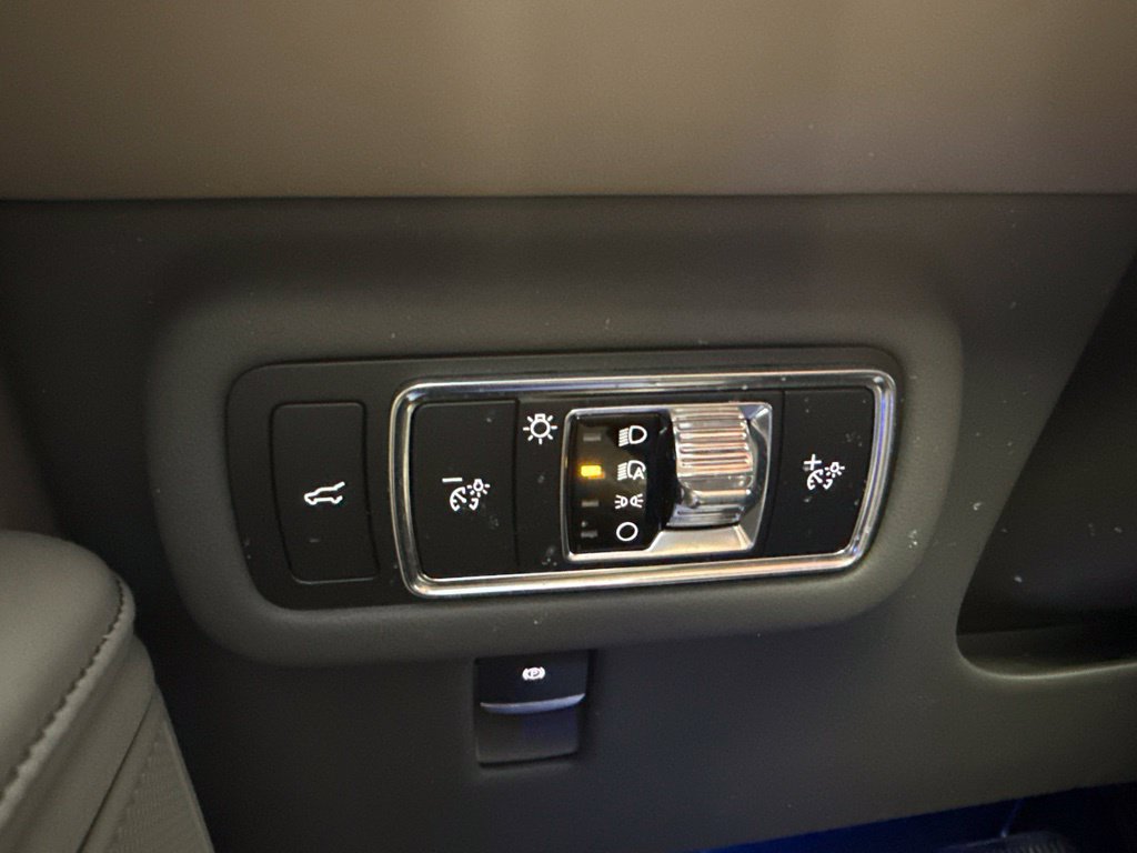 Used 2025 Lincoln Nautilus Premier AWD/4WD image 13