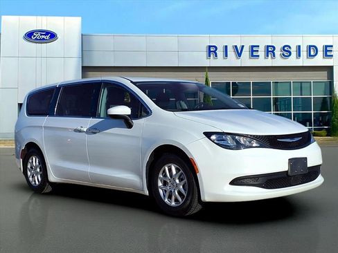 Used 2023 Chrysler Voyager LX image 1