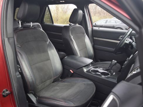 Used 2018 Ford Explorer XLT w/ Equipment Group 202A FWD image 10