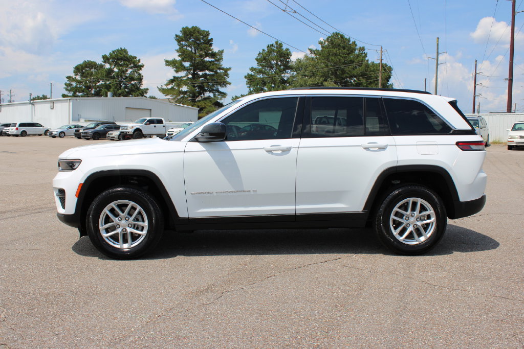 Used 2025 Jeep Grand Cherokee Laredo X RWD image 3