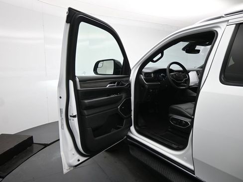 Used 2024 Jeep Wagoneer L Series II image 9