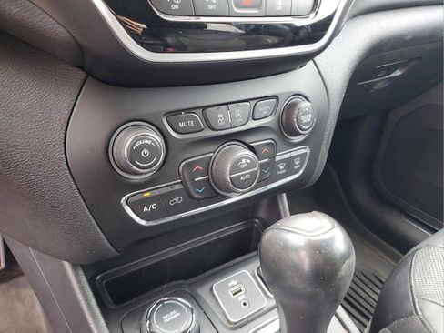 Used 2019 Jeep Cherokee Limited w/ Technology Group AWD/4WD image 18