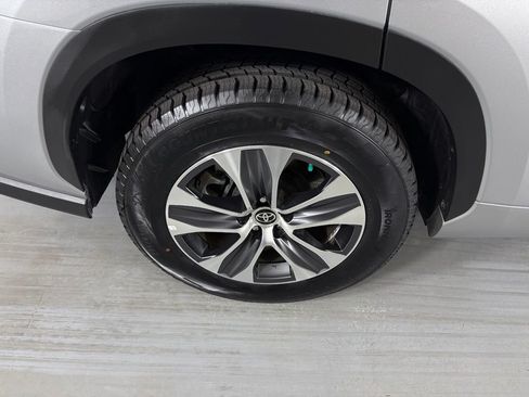 Used 2024 Toyota Highlander XLE FWD image 10