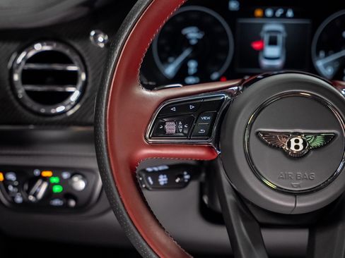 Used 2022 Bentley Bentayga image 44