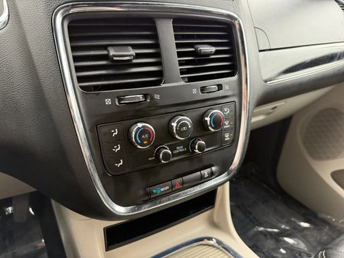 Used 2019 Dodge Grand Caravan SXT FWD image 37