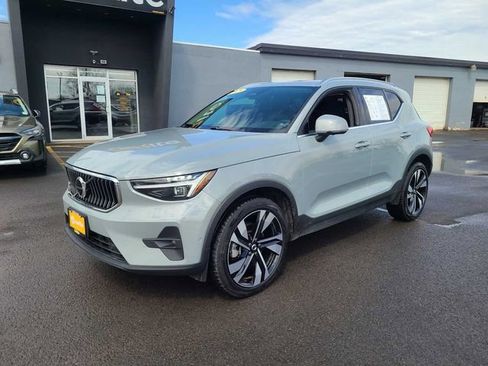 Used 2025 Volvo XC40 B5 Plus w/ Protection Package Premier AWD/4WD image 2