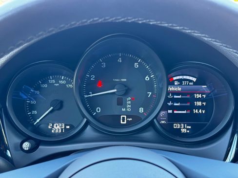Certified 2024 Porsche Macan AWD/4WD image 18