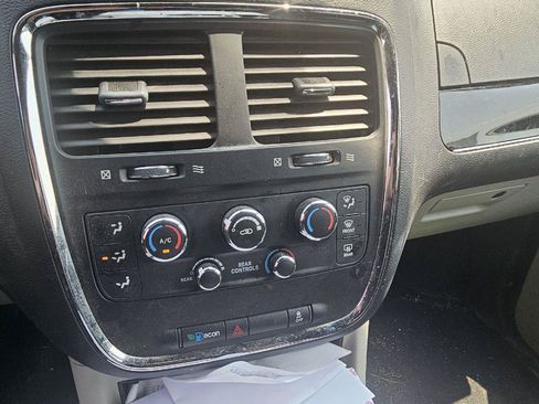 Used 2019 Dodge Grand Caravan SXT FWD image 10