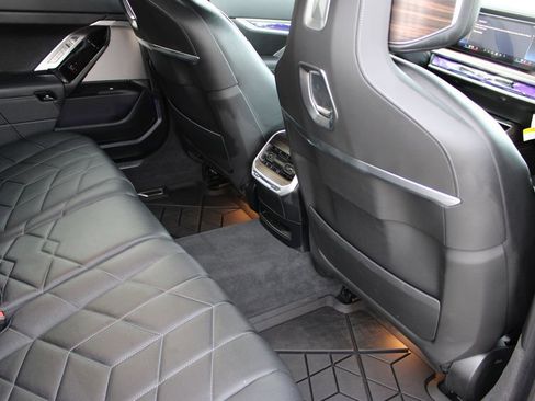 Used 2024 BMW i7 xDrive60 image 48