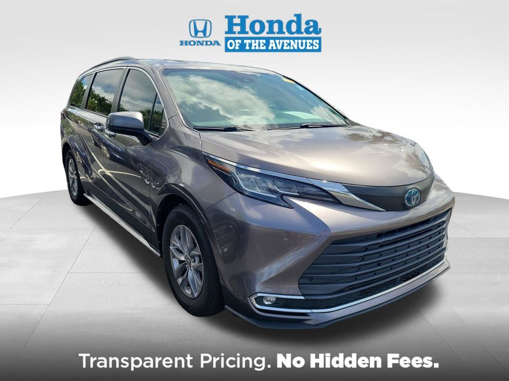Used 2022 Toyota Sienna XLE w/ XLE Plus Package FWD image 1